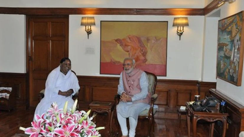 Prime Minister Narendra Modi meets Mata Amritanandamayi. Photo: Twitter (@narendramodi) Prime Minister Narendra Modi meets Mata Amritanandamayi. Photo: Twitter (@narendramodi)