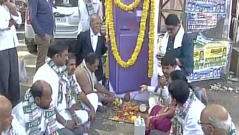 JDU workers conduct last rites of an ATM Machine after it did not dispense cash. Photo: Twitter (@ANI_news) JDU workers conduct last rites of an ATM Machine after it did not dispense cash. Photo: Twitter (@ANI_news)