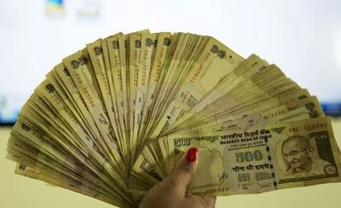 RBI to hire 12 currency verification systems to weed out fake notes A woman holding old Rs 500 notes. Photo: Shutterstock