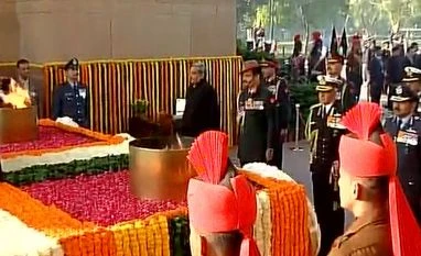 Nation pays tribute to bravehearts of 1971 Indo-Pak war on Vijay Diwas Defence Minister Manohar Parrikar along with three Service chiefs pay tributes to the bravehearts at Amar Jawan Jyoti in New Delhi. Photo: Twitter (@ANI_news)