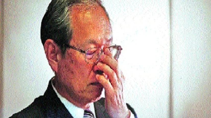 Satoshi Tsunakawa Toshiba CEO Satoshi Tsunakawa, who took the helm in June said the conglomerate would look at some kind of strategy to boost capital