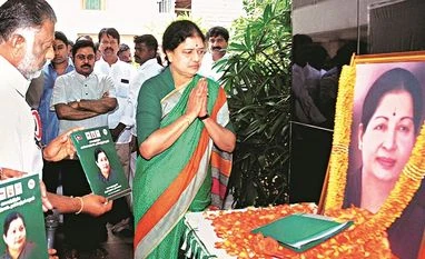 Sasikala gets the crown, may be a thorn for Tamil Nadu CM Sasikala
