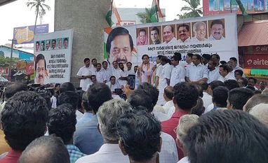 Tharoor, Cong leaders arrested for protesting against note ban, released Congress MP Shashi Tharoor addresses rally opposition to RBI office in Thiruvananthapuram. Photo: Twitter (@ShashiTharoor)