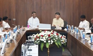 Chandrababu obliges Panneerselvam's request to release Krishna water for TN Tamil Nadu Chief Minister O Panneerselvam (left) with Andhra Pradesh Chief Minister Nara Chandrababu Naidu