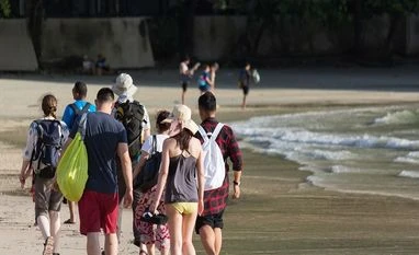 To prevent sunburn, sunscreen better than umbrella beach