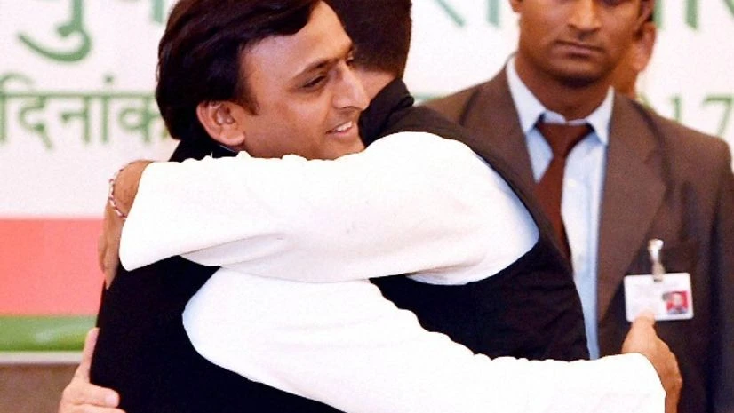 Akhilesh Yadav, Rahul Gandhi, Hugs, Congress, SP Akhilesh Yadav, Rahul Gandhi, Hugs, Congress, SP