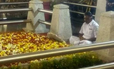 Panneerselvam sits alone in meditation at Jayalalithaa's burial site panneerselvam, Tamil Nadu