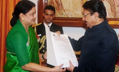 AIADMK feud escalates amid suspense over Sasikala's swearing-in sasikala, AIADMK