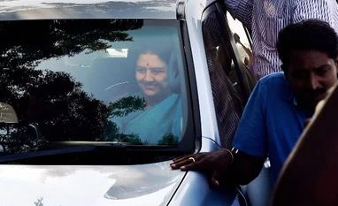 Sasikala meets MLAs at resort for the second day Sasikala