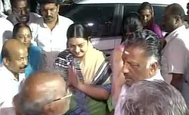 Jayalalithaa's niece joins hands with Panneerselvam Deepa