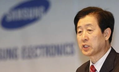 Arrested Samsung heir appears handcuffed for questioning samsung, Choi Gee-sun