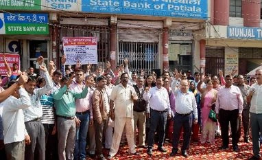 Union strike paralyses banking operations worth Rs 1.3 lakh cr, ATMs go dry bank, strike, protest, note ban