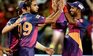 Hardik Pandya's fireworks take Mumbai Indians to 184/8 vs RPS Tahir