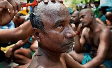 TN CM Palaniswami meets protesting farmers at Jantar Mantar, assures help A Tamil farmer getting his head shaved as part of their protest demanding loan waiver and compensation for crop failure, at Jantar Mantar in New Delhi