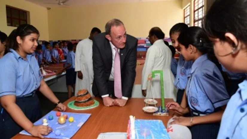Richard Northcote (centre), CSO, Covestro AG, interacting with students at the mini science centre Richard Northcote (centre), CSO, Covestro AG, interacting with students at the mini science centre