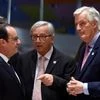 European Chief Negotiator for Brexit Michel Barnier (right) chats with European Commission President Jean-Claude Juncker (centre) and France's President Francois Hollande during a EU summit in Brussels, Belgium (Photo:Reuters)