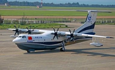 China's first home-built amphibious aircraft finishes glide test AG600