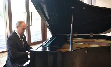 WATCH: In China for Silk Road meet, Putin plays the piano as he waits on Xi Vladimir Putin