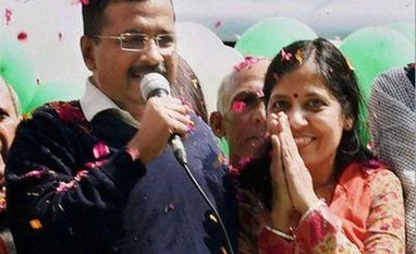 Sunita Kejriwal attacks Kapil Mishra on Twitter, defends husband Sunita Kejriwal takes Twitter to battle corruption charges against husband