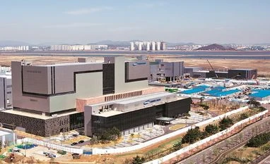 Samsung looks beyond smartphones to next-gen biologics Samsung, pharmaceutical
