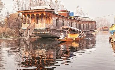 Three tourists killed in J-K's Dal Lake houseboat fire incident, 8 rescued Kashmir,Dal Lake