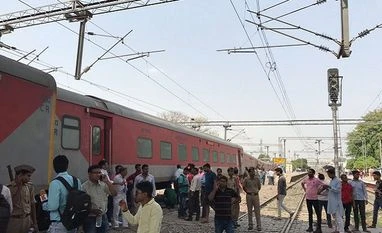 Train accident in UP: Mumbai-Lucknow express derails at Unnao; no casualty Mumbai-Lucknow express derailment at Unnao