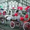 Mumbai's iconic Victorias, which will soon be phased out, are seen lined up outside Taj Mahal Hotel. Photo: www.wheretofun.com