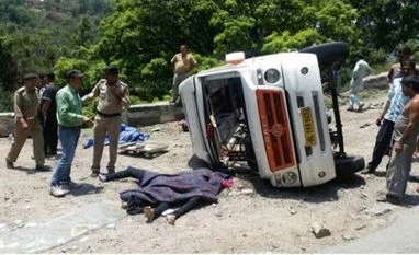 Tractor-trolley overturns, 11 die and 12 seriously injuried tractor trolley