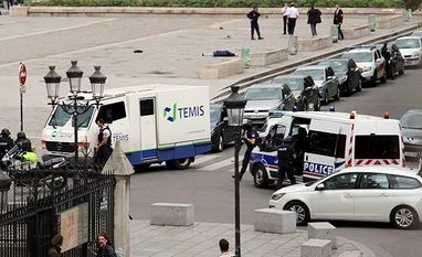 Man shot after attacking police officer at Paris's Notre Dame Cathedral Paris attack, Notre Dame