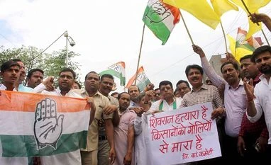 Mandsaur DM heckled by protestors, ex-MP detained on way to meet farmers Madhya Pradesh, Congress activists, Congress, Bharatiya Kisan Mazdoor Sangh, Shivraj Singh Chouhan, Shivraj Singh, Shivraj, Bhopal, police firing, firing, firing on farmers, Mandsaur, Mandsaur violence