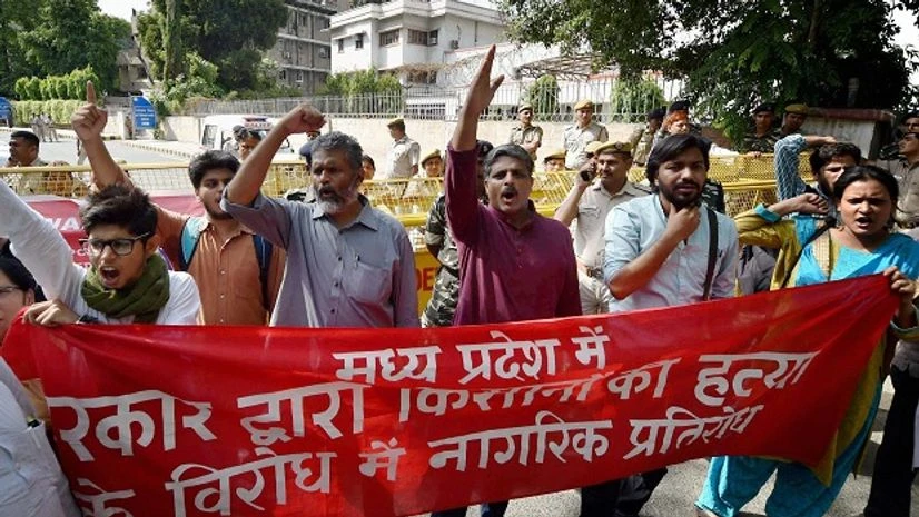 Students and activists protesting against killing of six farmers in Mandsor police firing incedent, at MP Bhawan in New Delhi on Wednesday. Photo: PTI Students and activists protesting against killing of six farmers in Mandsor police firing incedent, at MP Bhawan in New Delhi on Wednesday. Photo: PTI