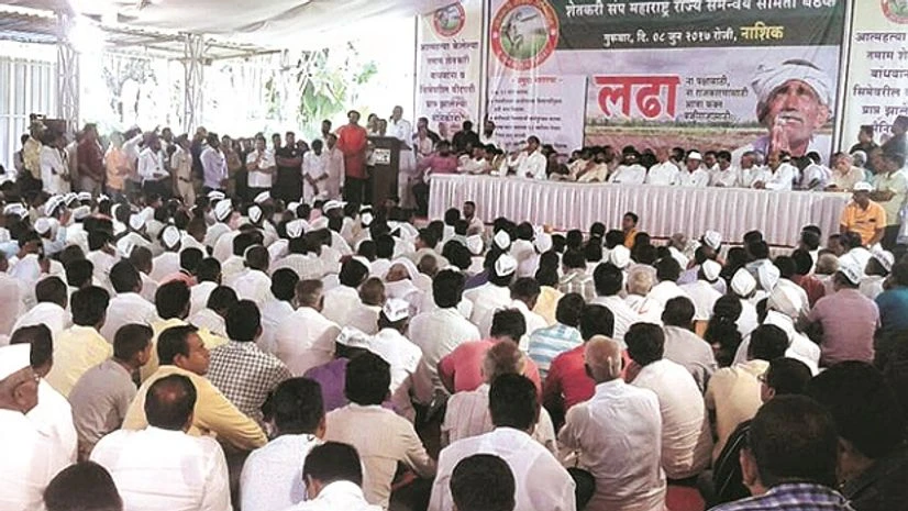 farmer protest Farmers hold a meeting at the Tup Sakhare Lawns in Nashik. Photo: Dilip Kumar Jha