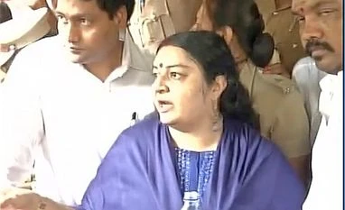 Deepa barred to enter aunt Jayalalitha's house, accuses brother of cheating Niece of former Tamil Nadu chief minister late J. Jayalalitha Deepa Jayakumar. Source - ANI.