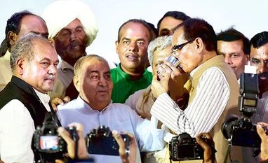 Peace returns to Mandsaur, Shivraj Singh Chouhan ends fast madhya Pradesh, farmer protest