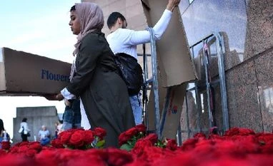 Post attack, Muslims hand out 3,000 roses to tourists at London Bridge British Muslims, Muslims, roses, London Bridge