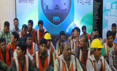 A special banquet: Kochi Metro thanks migrant workers with 'sadya' Kochi Metro, Kochi Metro workers