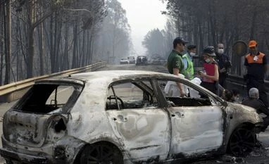 62 perish in Portugal as 900 firefighters battle to douse huge forest fire Portugal forest fire
