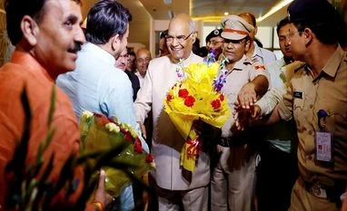 JD (U) to support Ram Nath Kovind for President BJP leaders receive Bihar Governor Ram Nath Kovind with bouquets upon his arrival at the airport in New Delhi. Photo: PTI