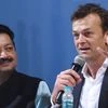 Adam Gilchrist, Sanjay Deshmukh