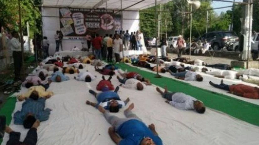 Congress workers, perform, shavaasana, Mandsaur farmer killings Congress workers, perform, shavaasana, Mandsaur farmer killings