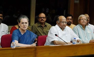 Pawar to meet Sonia as impasse over govt formation in Maharashtra continues Sonia Gandhi, Sharad Pawar, Lalu Prasad Yadav