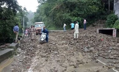 Himachal: Heavy rains trigger landslides near Mandi, tourists stranded Himachal: Heavy rains trigger landslides near Mandi, tourists stranded