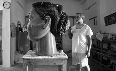 Ravinder Reddy, known for his iconic heads, returns after almost a decade G Ravinder Reddy at work