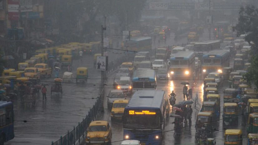 A huge number of vehicles get queued up as the traffic comes to a standstil due to heavy rainfall in Kolkata A huge number of vehicles get queued up as the traffic comes to a standstil due to heavy rainfall in Kolkata