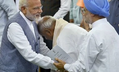 Narendra Modi reaches out to Manmohan Singh with a warm handshake Narendra Modi, Manmohan Singh