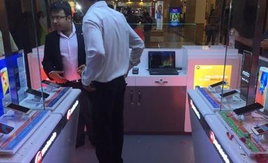 Motorola launches 'Moto Hub' exclusive retail stores in India Motorola, Moto Hub, retail stores