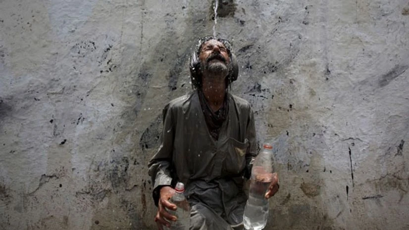 Heat waves threaten city dwellers, especially minorities and the poor Heat waves threaten city dwellers, especially minorities and the poor