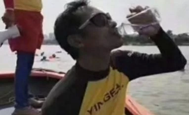 Chinese reporter drinks river water to prove it's clean, stunt criticised Chinese reporter drinks river water to prove it's clean, stunt criticised