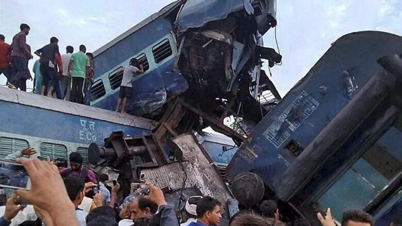 Kalinga Utkal Express, Utkal Express derails Kalinga Utkal Express, Utkal Express derails