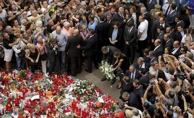 ISIS used UK firms to finance Spain terror attacks: Report Spain King, King Felipe, Felipe, Spain queen, Queen Letizia, Letizia, van attack, terror attack, terror, victims, Las Ramblas promenade, Las Ramblas, Barcelona, Spain